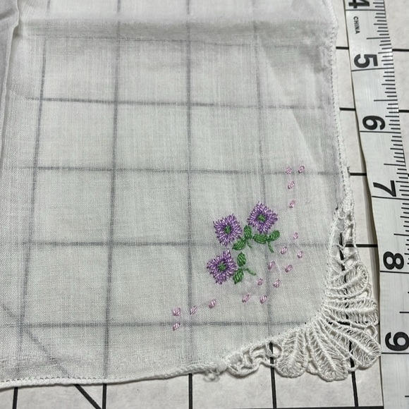 Lot of vintage handkerchiefs/linens w/embroidery and lace embellishments - Picture 10 of 16